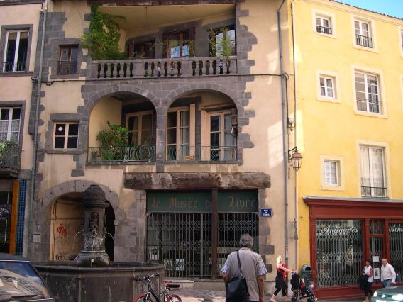  petit immeuble avec balcons pittoresques